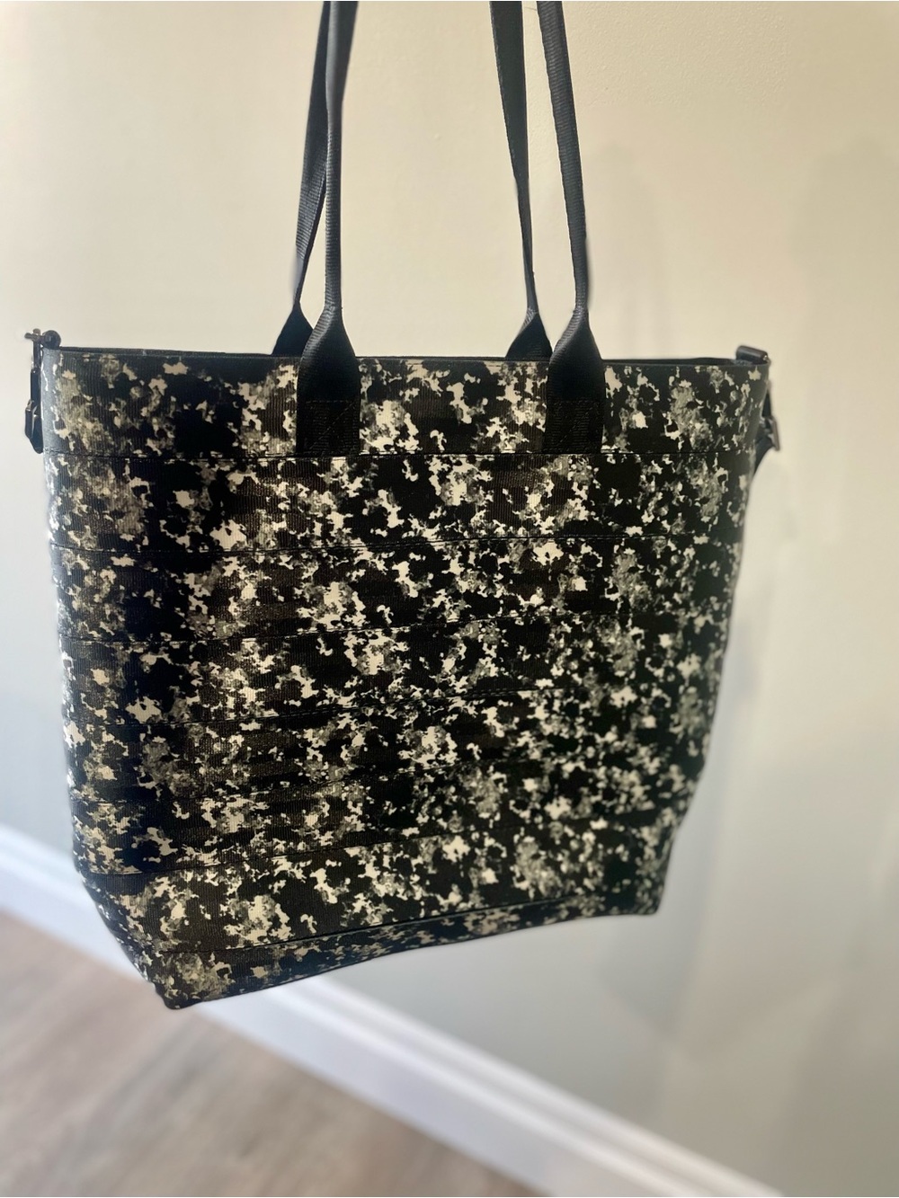 RARE Harveys Seatbelt Streamline Tote in Granite - Size Medium
